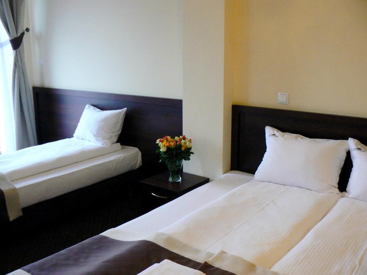 Отель Hotel i Restauracja Różany Dwór Skrzeszew
